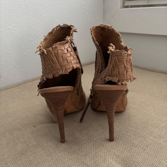 Coach Julie Tan Woven Leather Peep Toe Stiletto Heels Size 9 - Picture 5 of 9